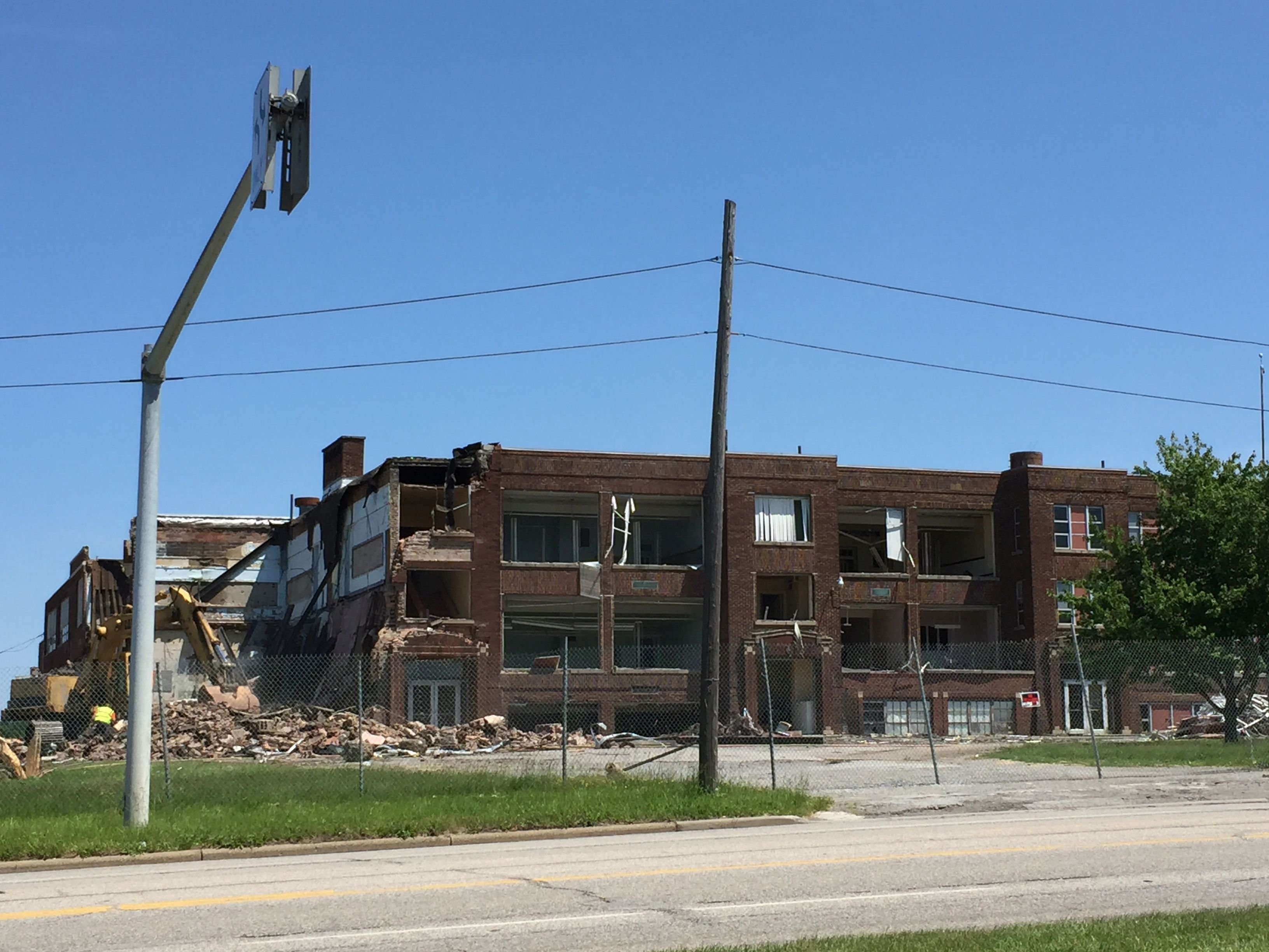 Crews begin demolition of century-old Austintown school building - WFMJ.com News ...3264 x 2448