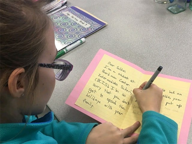 Students from YSU and Boardman Local Schools send cards to soldi - WFMJ