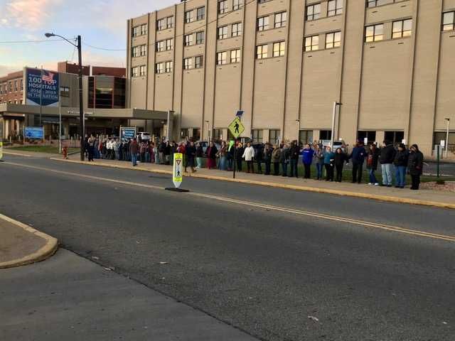East Liverpool Hospital employees stand together for fair contract