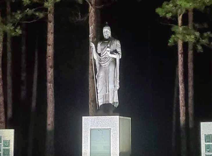 Rocky Ridge Neighbors light up historic statue