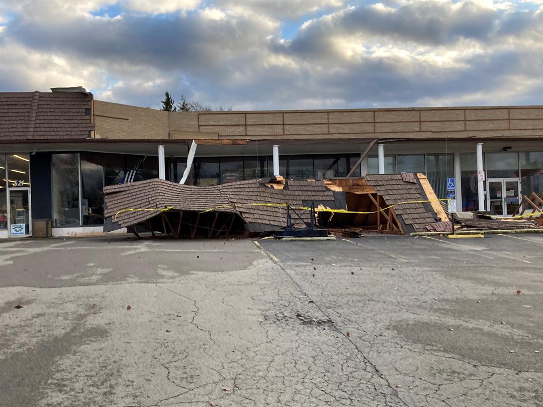Part of roof falls off 717 Credit Union in Hubbard due to severe