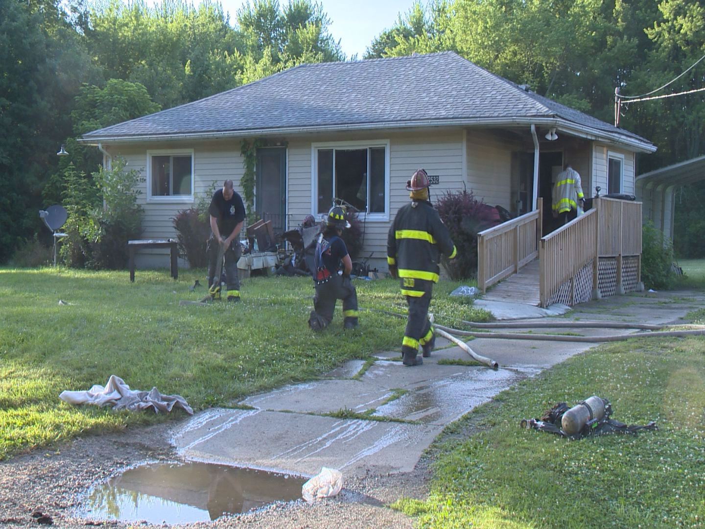 Passerby helps elderly Warren woman escape house fire - WFMJ.com