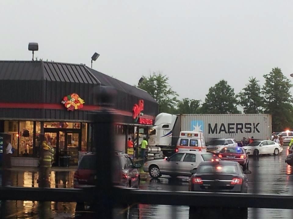 Tractortrailer crashes into Hermitage grocery store