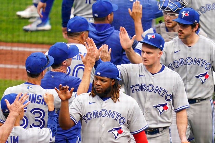 Surging Blues Jays edge Pirates 4-3 to complete 3-game sweep 