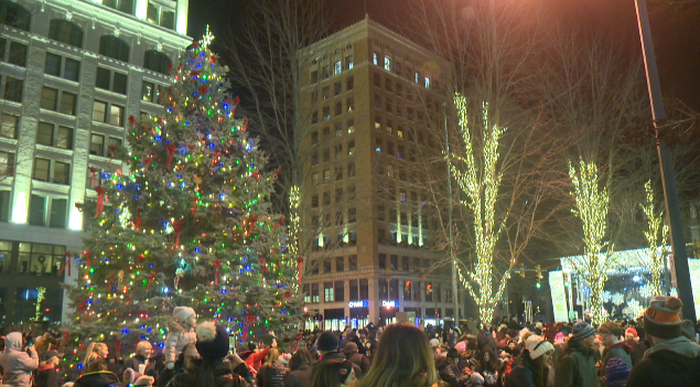 Youngstown tree lighting brings in thousands to kick off holiday season ...