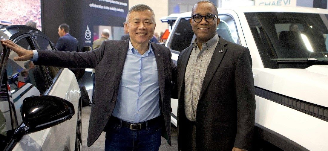 MIH Consortium CEO Jack Cheng (L) and Lordstown Motors President Edward Hightower (R) at CES 2023