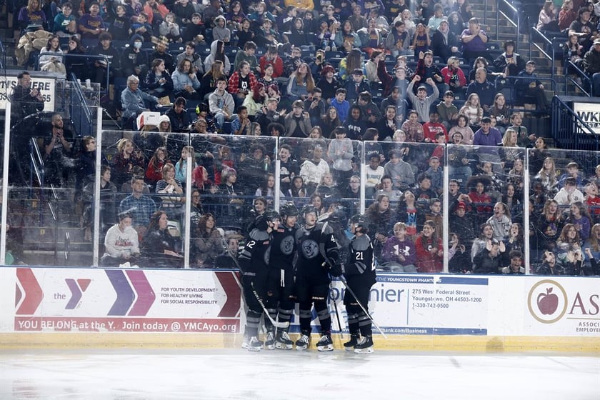 PHANTOMS PREVAIL IN SCHOOL DAY GAME OVER GREEN BAY - Youngstown
