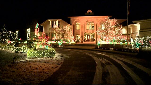 Salem family brightens holiday with elaborate light display