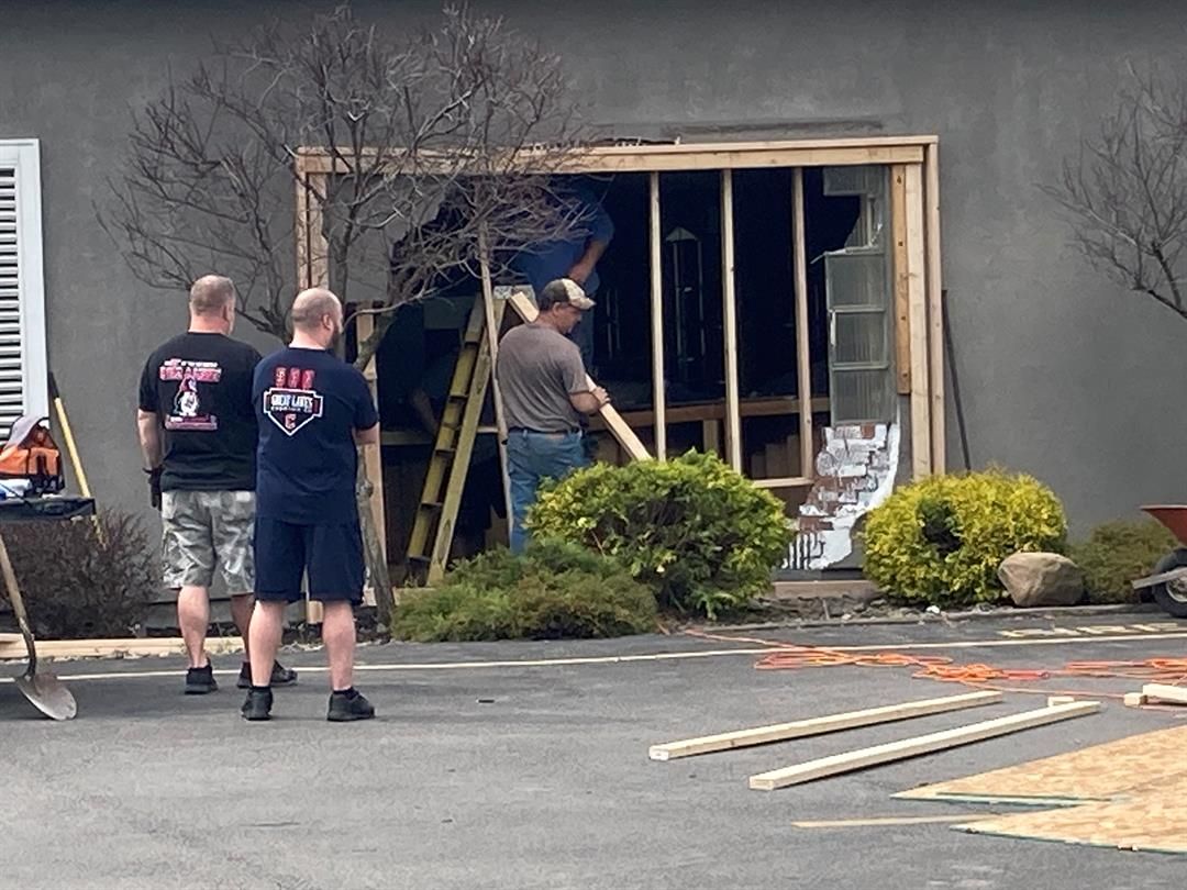 Three injured when car backs into Shaker's Bar & Grille in Liberty