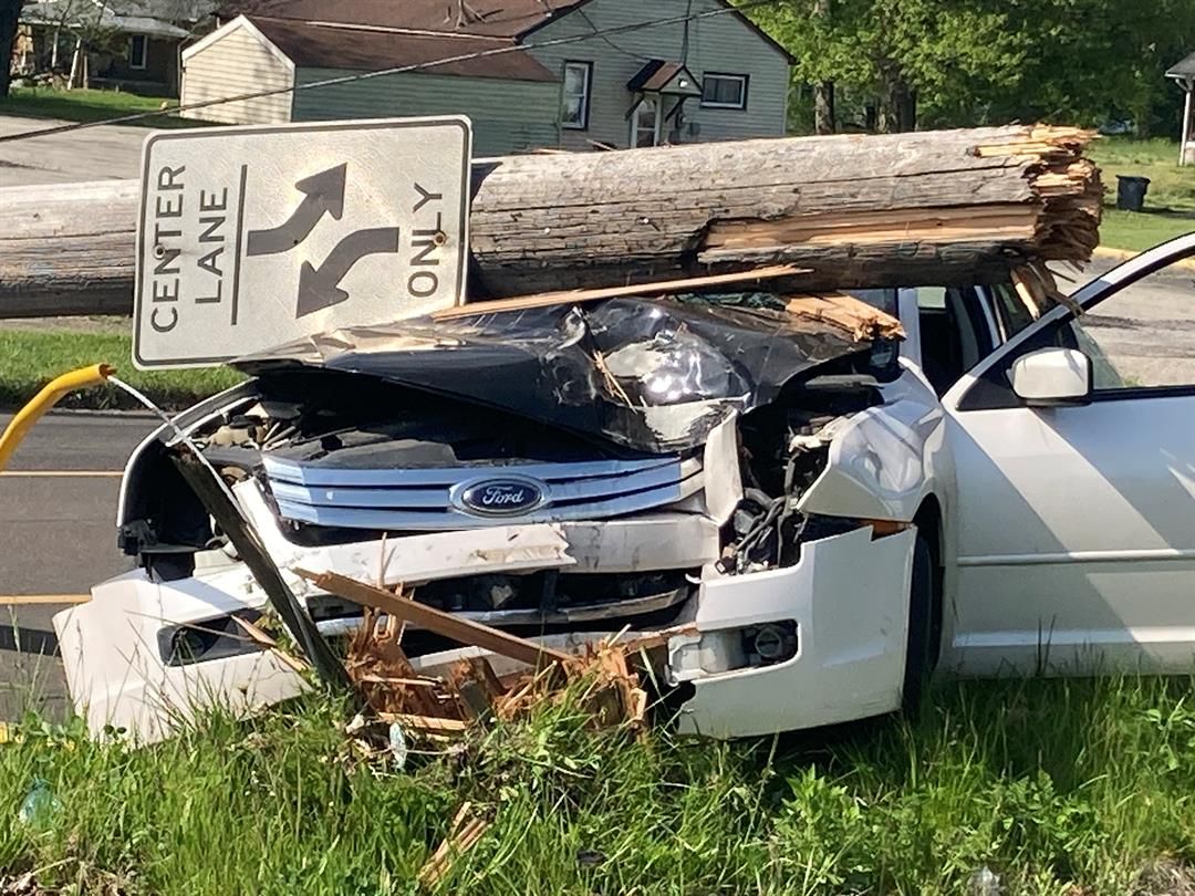 Single car crash knocks out power to some on Youngstown's Southside