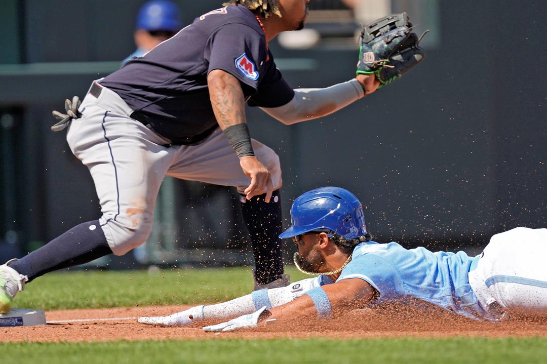 Salvador Perez leaves game after taking foul ball off mask