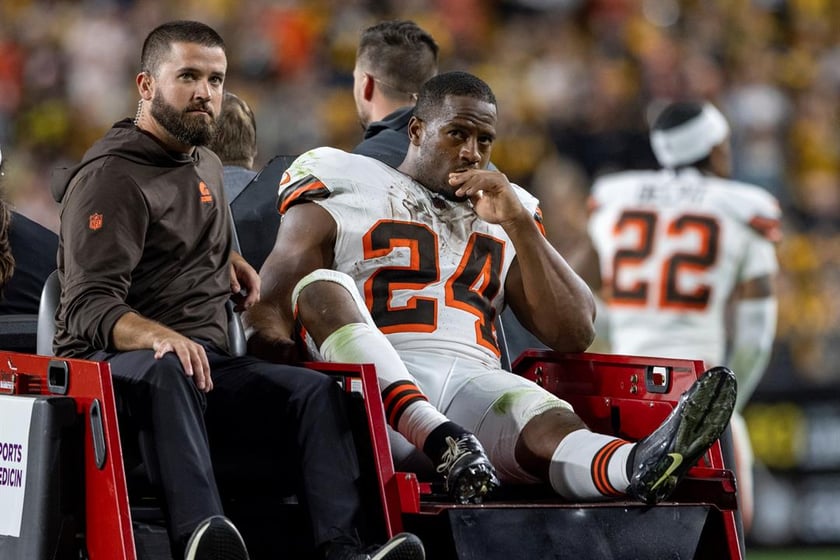 Browns star running back Nick Chubb carted off with left knee in 
