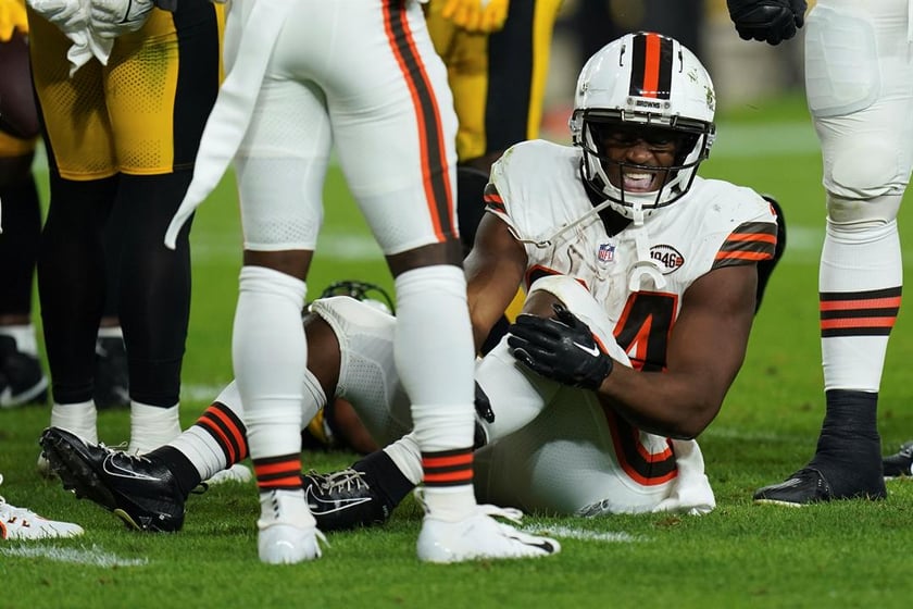 Browns star running back Nick Chubb carted off with left knee in 