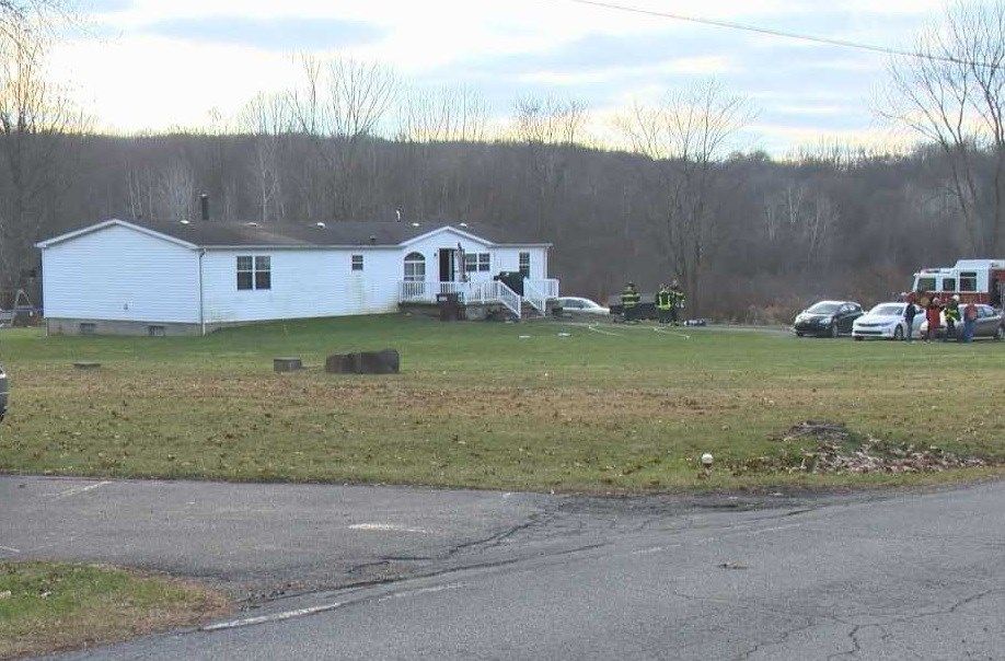 One injured in Hubbard house fire