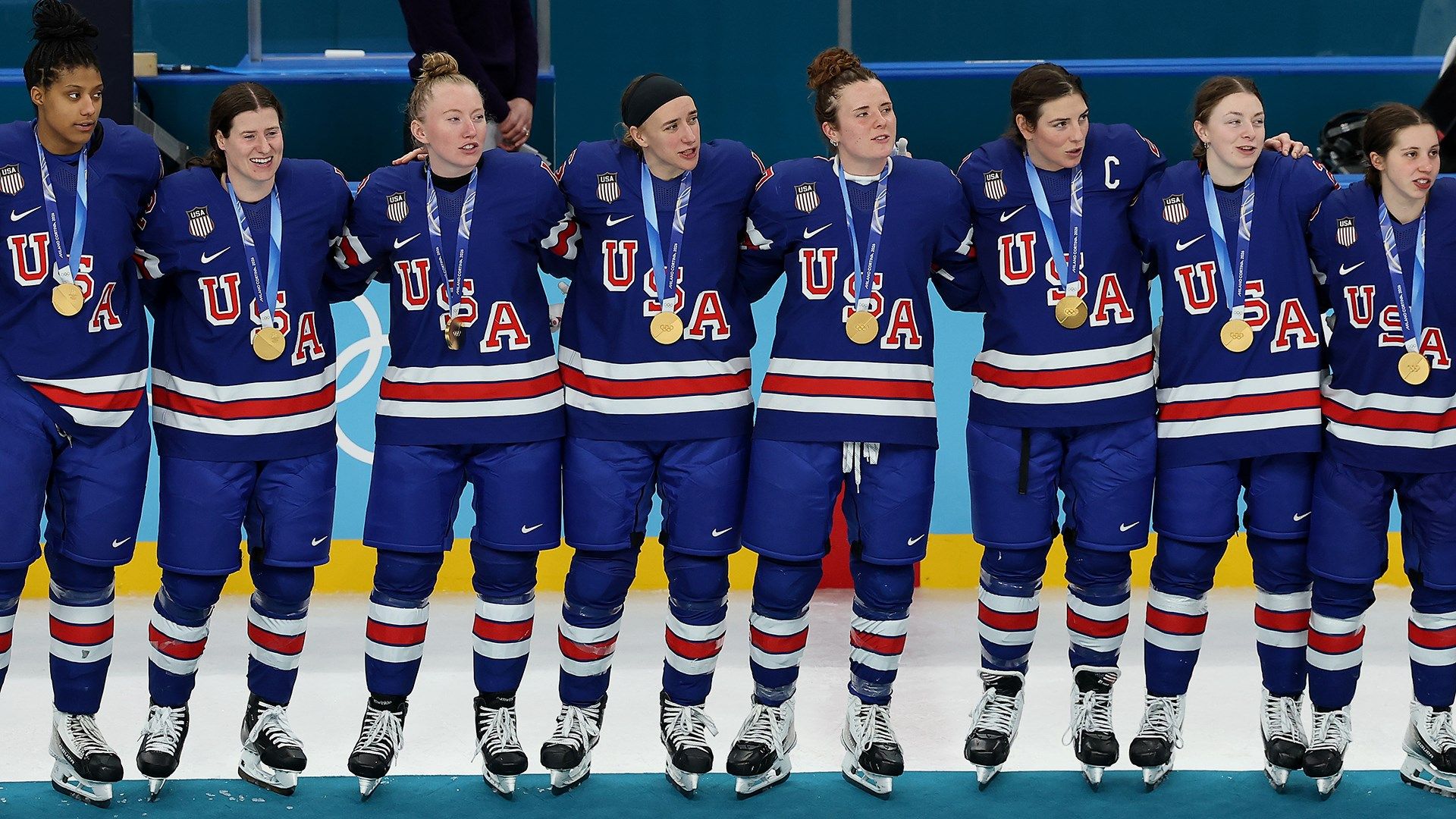 U.S. women's hockey team receives gold medal