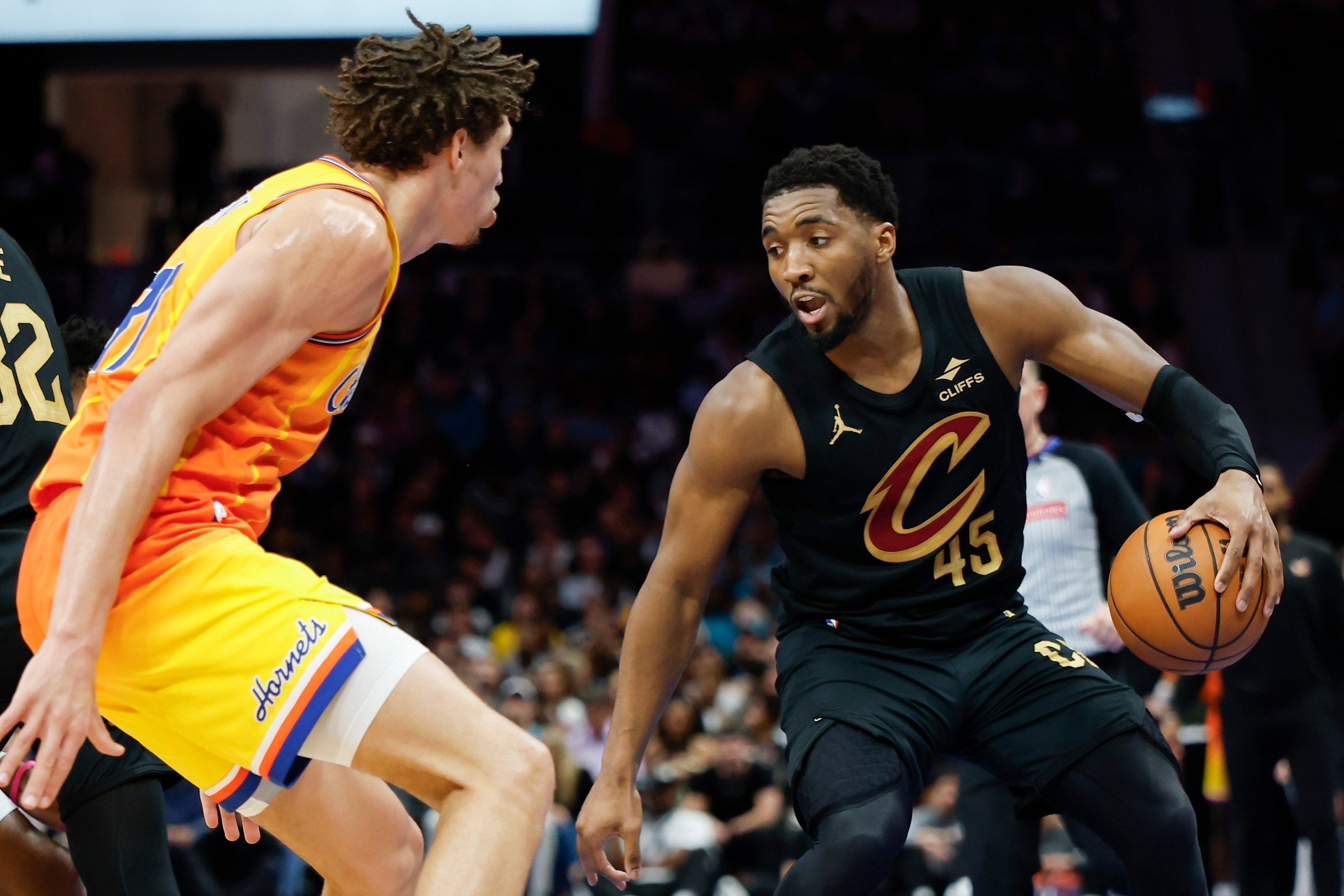 Donovan Mitchell scores 32 points as Cavaliers beat Hornets 118-113 for 7th straight victory