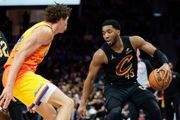 Donovan Mitchell scores 32 points as Cavaliers beat Hornets 118-113 for 7th straight victory